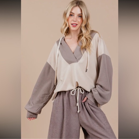 Contrast Oversized Sweatshirt with Hoodie - Picture 3 of 6